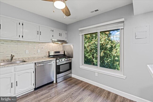 Building Photo - 148 Chelsea Cir