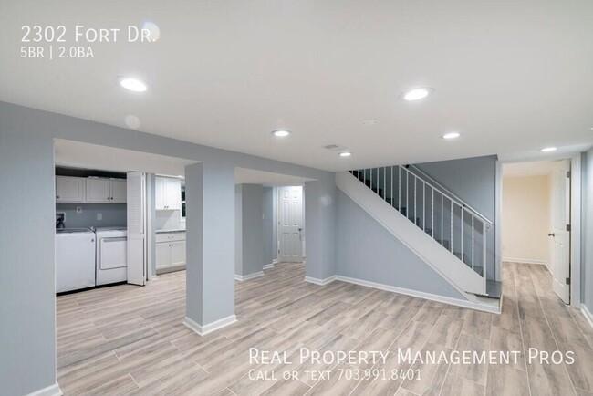 Building Photo - 2302 Fort Dr