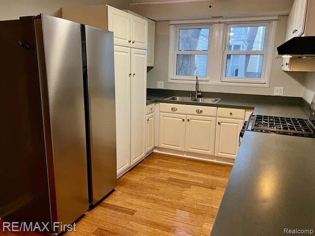 Building Photo - 118 Potter Ave