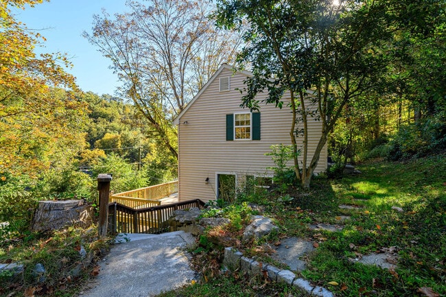 Building Photo - 54 Farview Dr