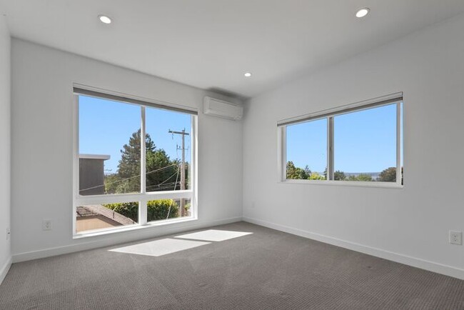 Building Photo - Sweet Ultra-Modern Air-Conditioned West Se...