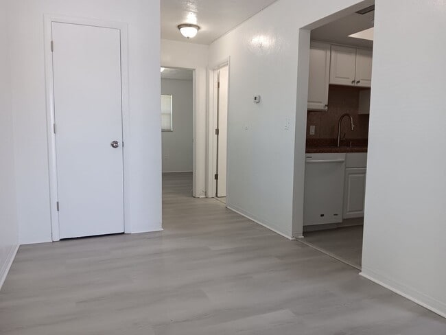 Building Photo - Remodeled apartment, dishwasher, on-site l...