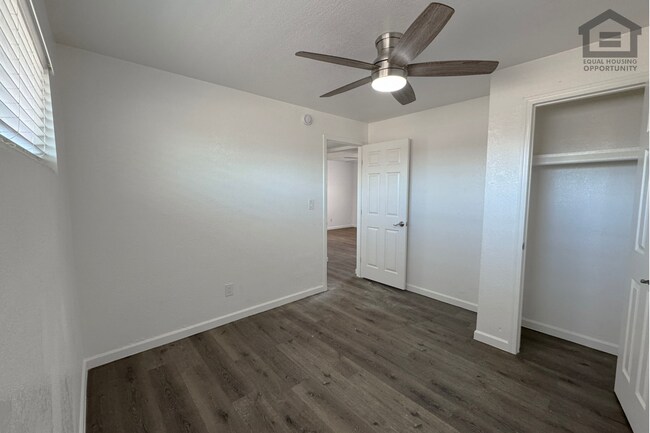 Building Photo - 1320 N 48th Pl