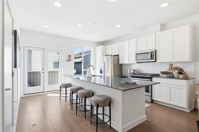 Building Photo - 814 N Bluff Dr