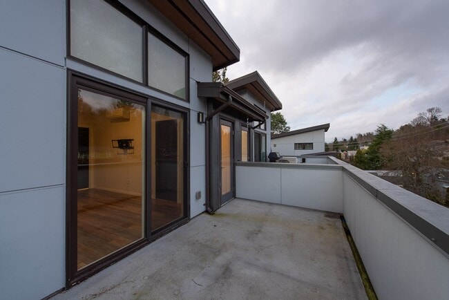 Building Photo - Modern New Construction Townhome | EV Park...