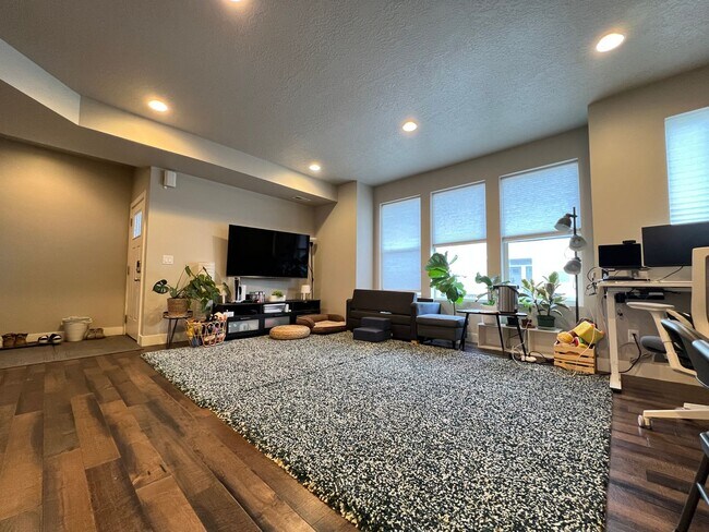 Building Photo - 3 Bed/ 3 Bath Townhome in Draper!
