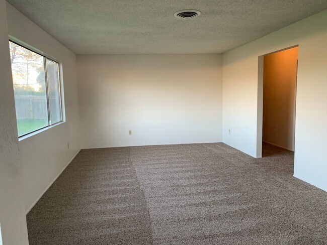 Building Photo - 4 bedroom home in convenient location on Alta Mesa Dr.