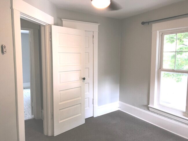 Building Photo - 622 Gladstone Dr SE