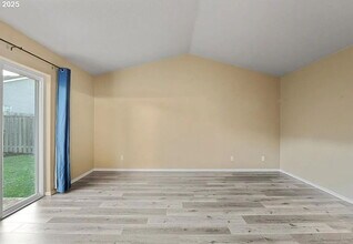 Building Photo - "Charming 3-Bed Oasis in Monmouth with Cozy Fireplace & Stylish Furnishings!"