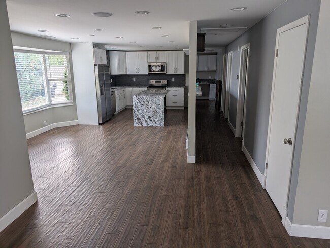 Building Photo - 6358 Mt Vernon Dr