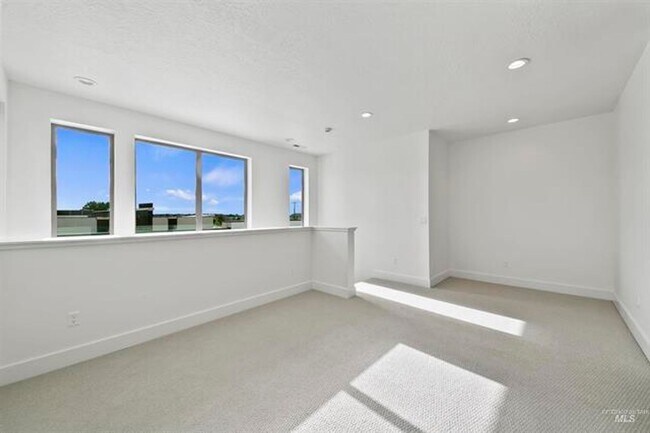 Building Photo - AstoriaTownHome