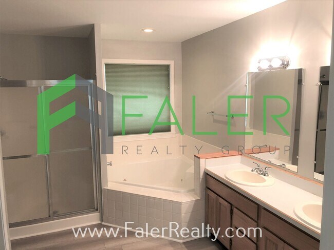 Building Photo - Show-stopping rental available - Lots of S...