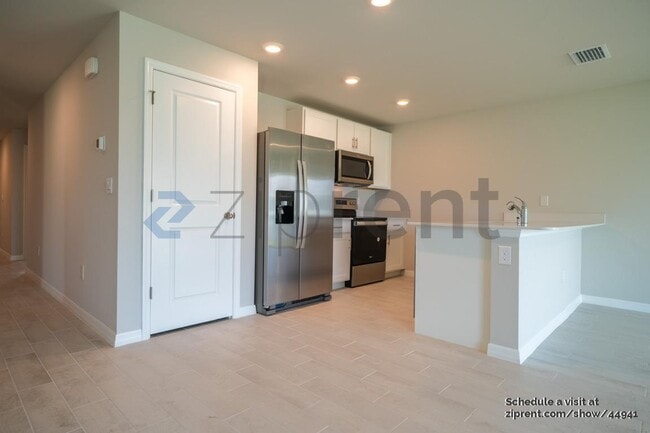 Building Photo - 2830 NW 18th Pl
