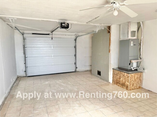 Building Photo - 2 Bed 1 Bath Home with Fenced Yard & Finis...