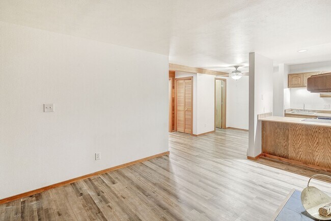Building Photo - Wilderness One Bedroom Available 7/7!  Close to hiking trails and great amenities.  Amazing SUN!
