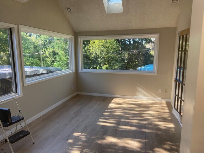 Building Photo - Newly Renovated Home in a Friendly, Active Neighborhood