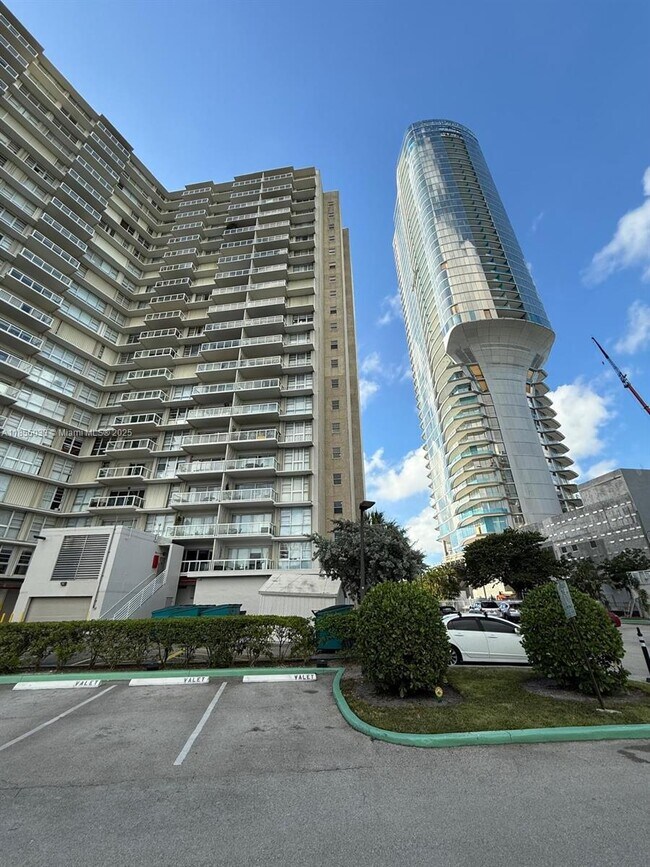 Primary Photo - 2451 Brickell Ave