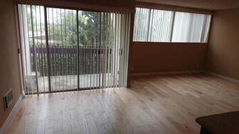 Building Photo - 5950 Canterbury Dr
