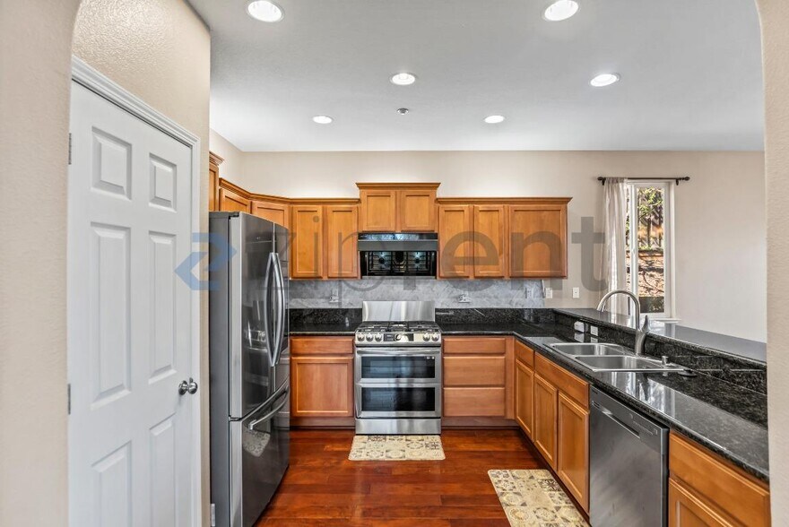 Building Photo - 205 Blum View Dr