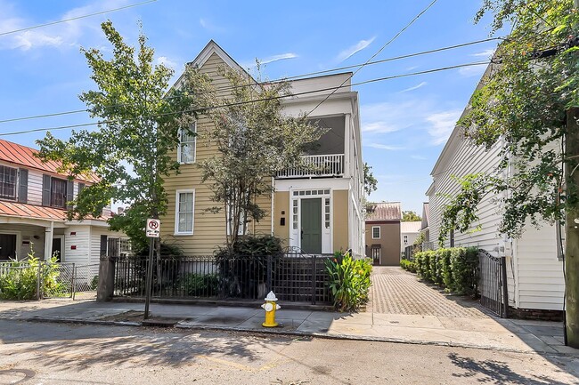 Building Photo - 3 Bedroom 2.5 Bath House in the hip Elliot...