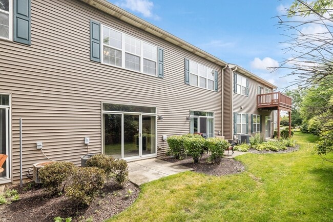 Building Photo - 2442 Oneida Ln