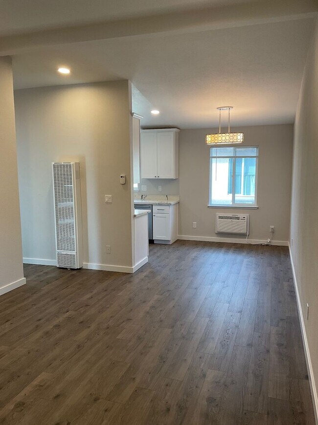 Building Photo - Nicely remodeled 1bd apt close to downtown