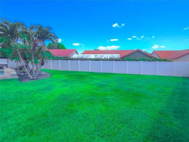 Building Photo - 5780 Sun Pointe Cir