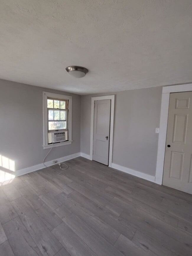 Building Photo - 1627 Woodbine Ave SE