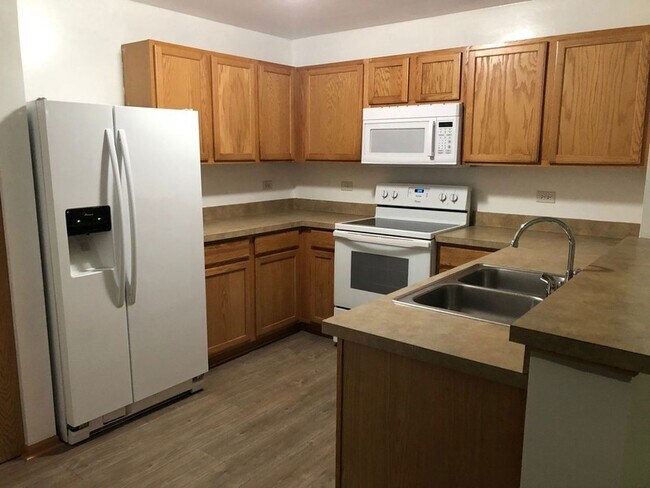 Building Photo - 2115 Silverstone Dr