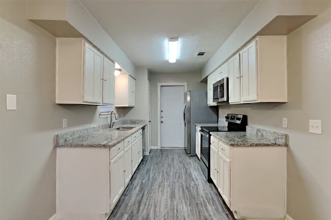 Building Photo - 6915 Renfro Dr