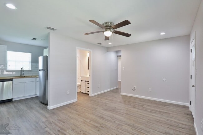 Building Photo - 3 bed, 2 bath, updated with all appliances provided!