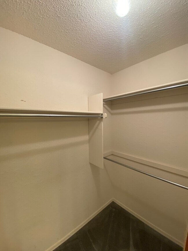 Building Photo - Edmond Schools - Newly Renovated 3 bedroom 2 bath