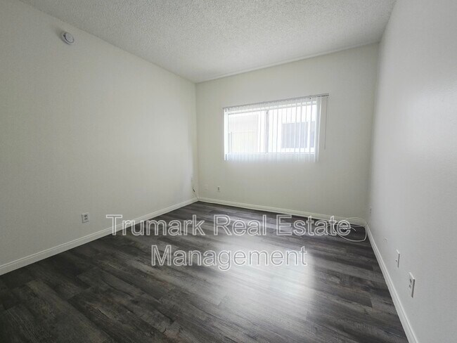 Building Photo - 14605 Burbank Blvd