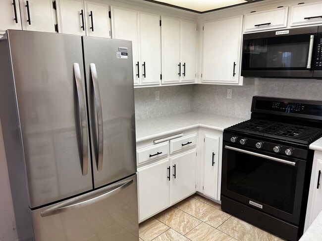 Building Photo - 2 Bedroom 1.5 Bath Townhouse Condo for Rent in the Heart of Monrovia