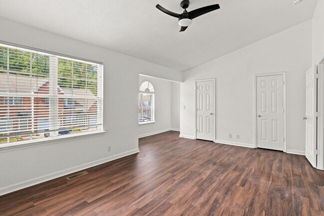 Building Photo - 2120 Lebanon Pike