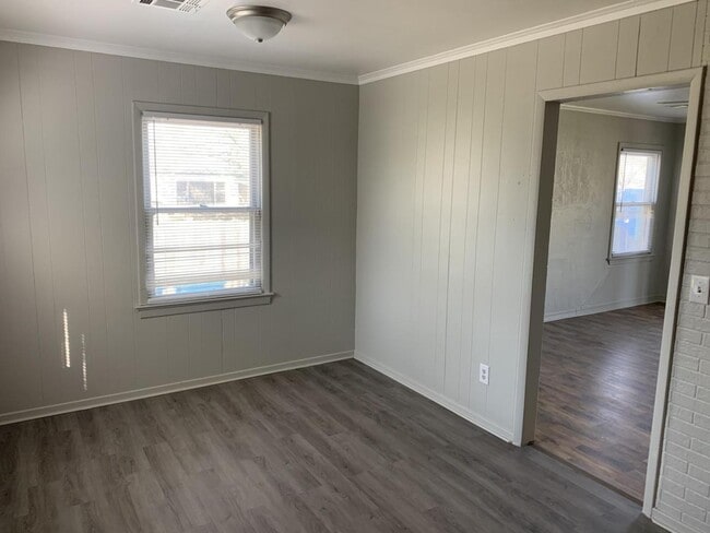 Building Photo - 204 E Fairchild Dr