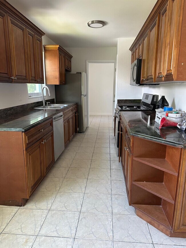 Building Photo - 4051 NE 4th Ave