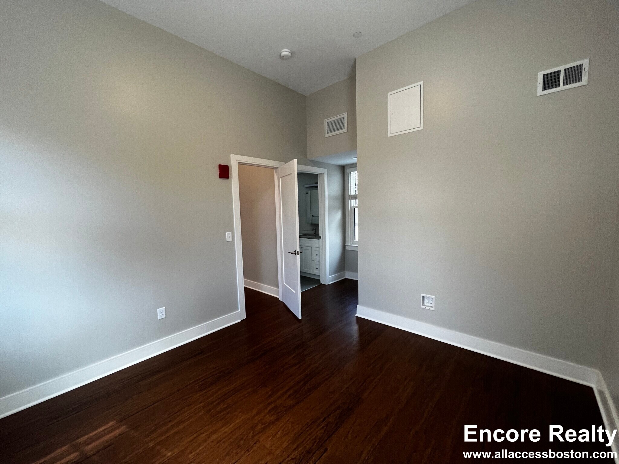 Building Photo - 390 Harvard St