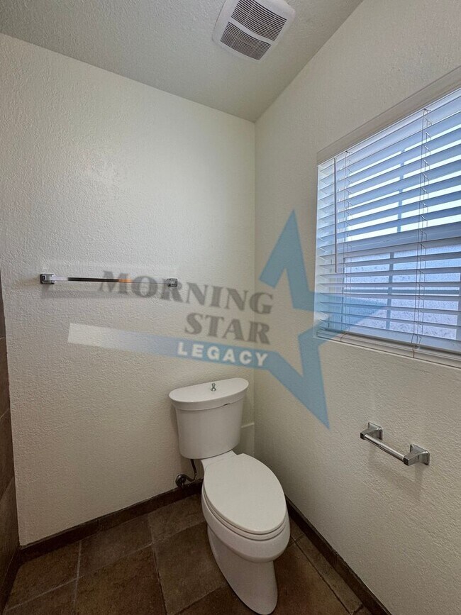 Building Photo - Spacious home in desirable location!