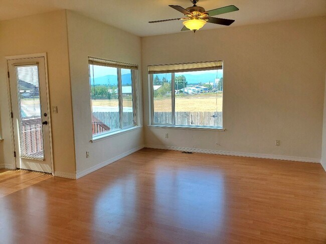 Building Photo - 3bedroom, 2 bathroom with garage