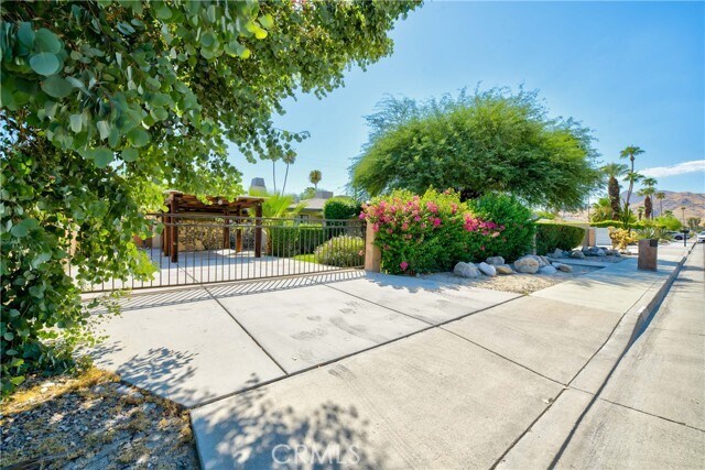 Building Photo - 642 S Mountain View Dr