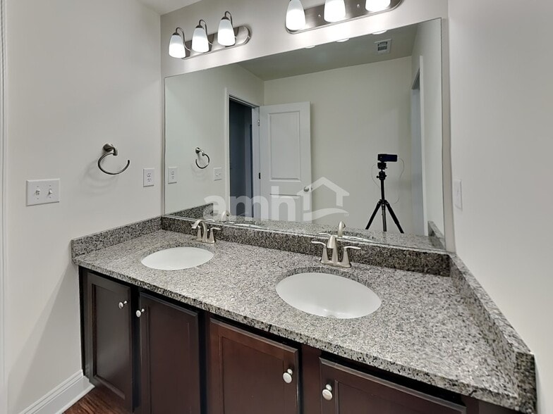 Building Photo - 605 Lk Vis Ct