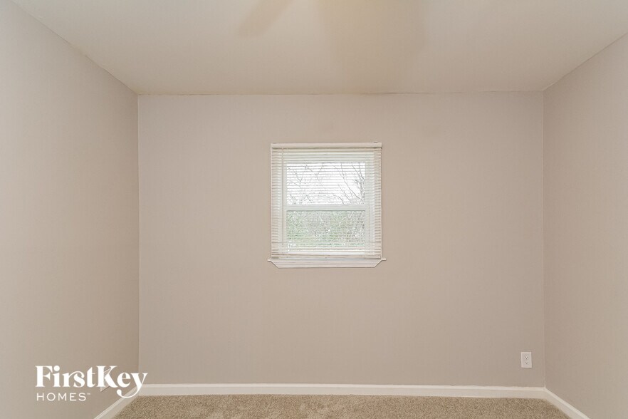 Building Photo - 401 Sparella St