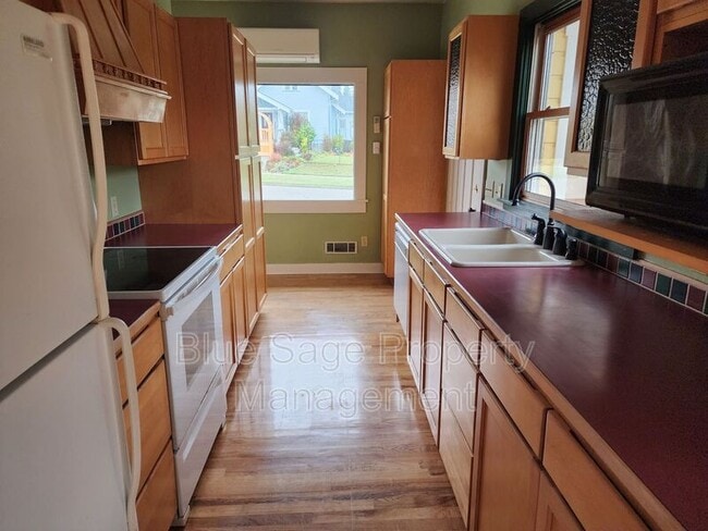 Building Photo - 137 W 13th St