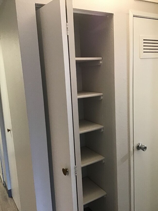Building Photo - Spacious 1 Bedroom