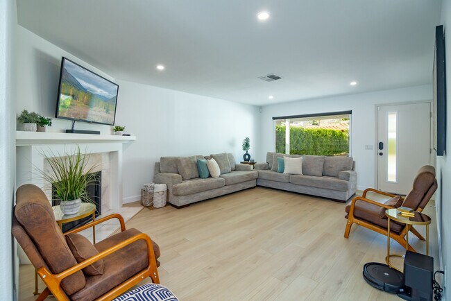 Building Photo - 54200 Avenida Madero