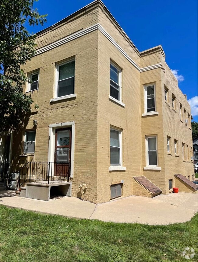 Building Photo - Flats on Pleasant