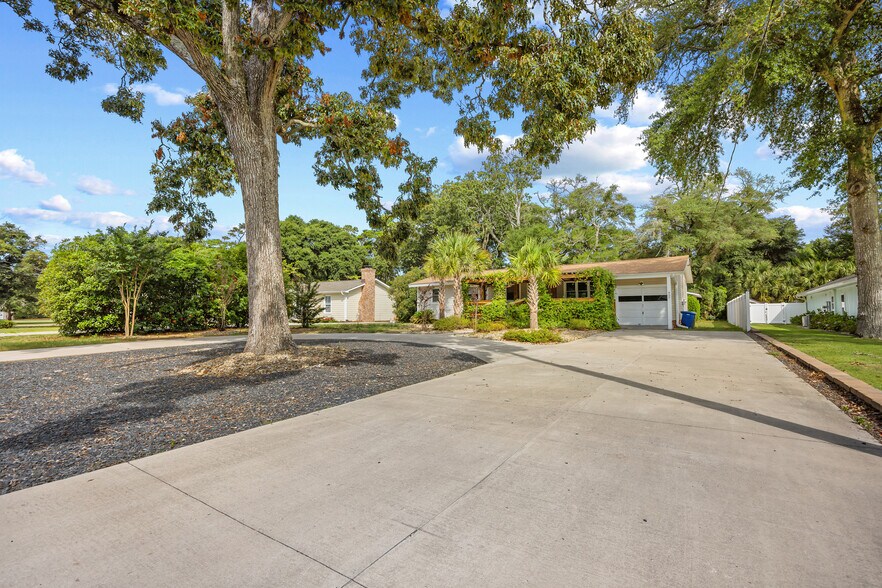 Building Photo - 807 Bellamy Rd