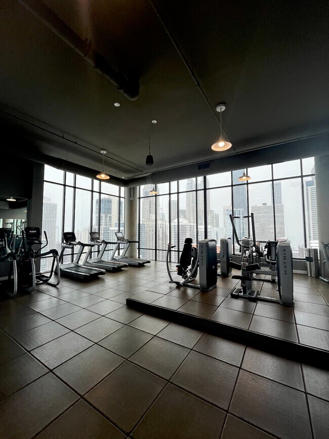 Building Photo - 833 N Clark St