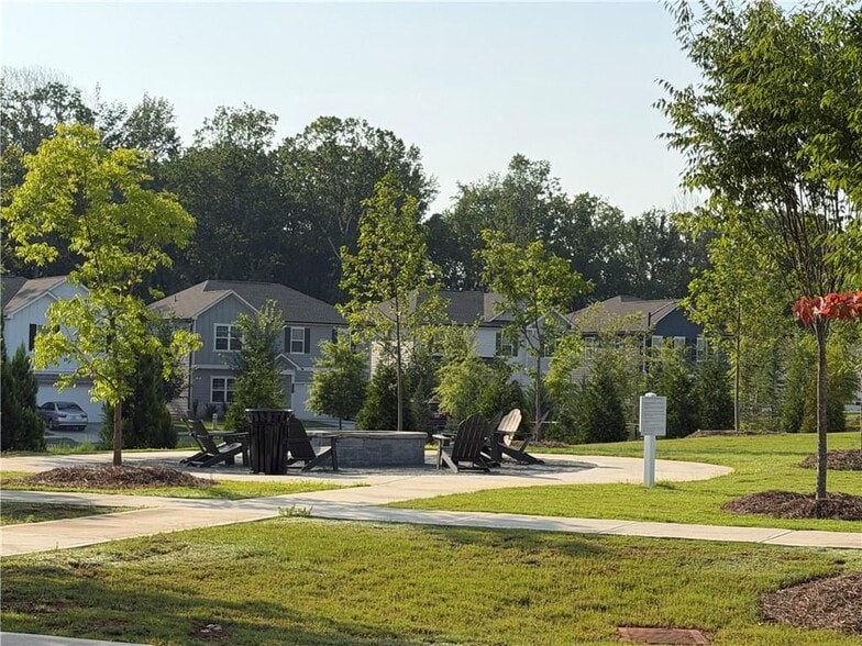 Building Photo - 900 Colton Dr